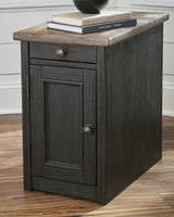 Mesa auxiliar Tyler Creek con puertos USB y tomas de corriente