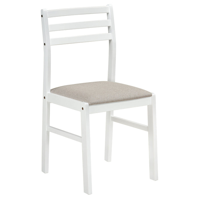 Silla auxiliar tapizada en tela con respaldo de escalera Sykes (juego de 2) - blanco y beige