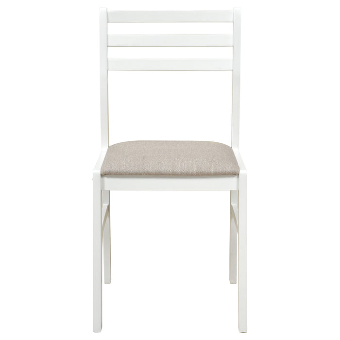 Silla auxiliar tapizada en tela con respaldo de escalera Sykes (juego de 2) - blanco y beige