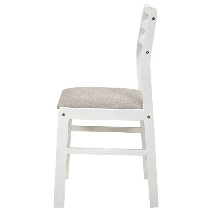 Silla auxiliar tapizada en tela con respaldo de escalera Sykes (juego de 2) - blanco y beige