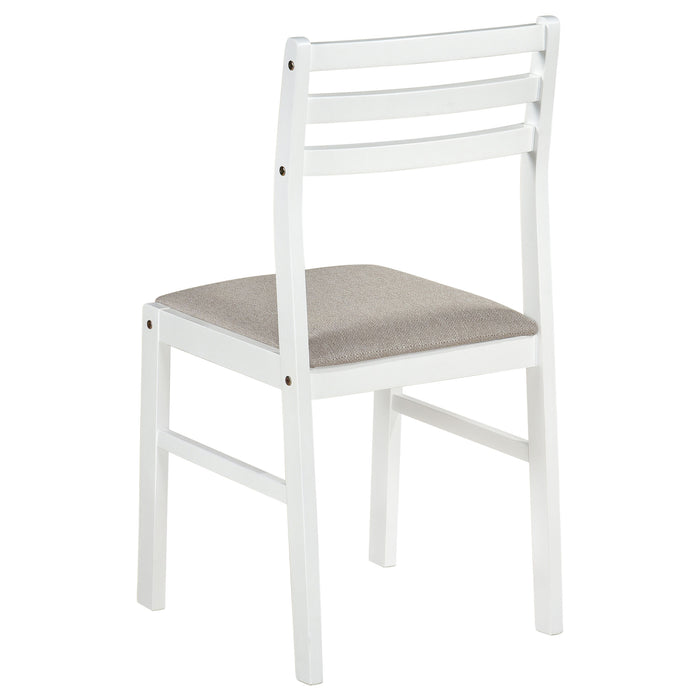 Silla auxiliar tapizada en tela con respaldo de escalera Sykes (juego de 2) - blanco y beige