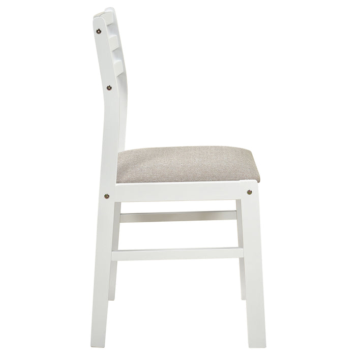 Silla auxiliar tapizada en tela con respaldo de escalera Sykes (juego de 2) - blanco y beige