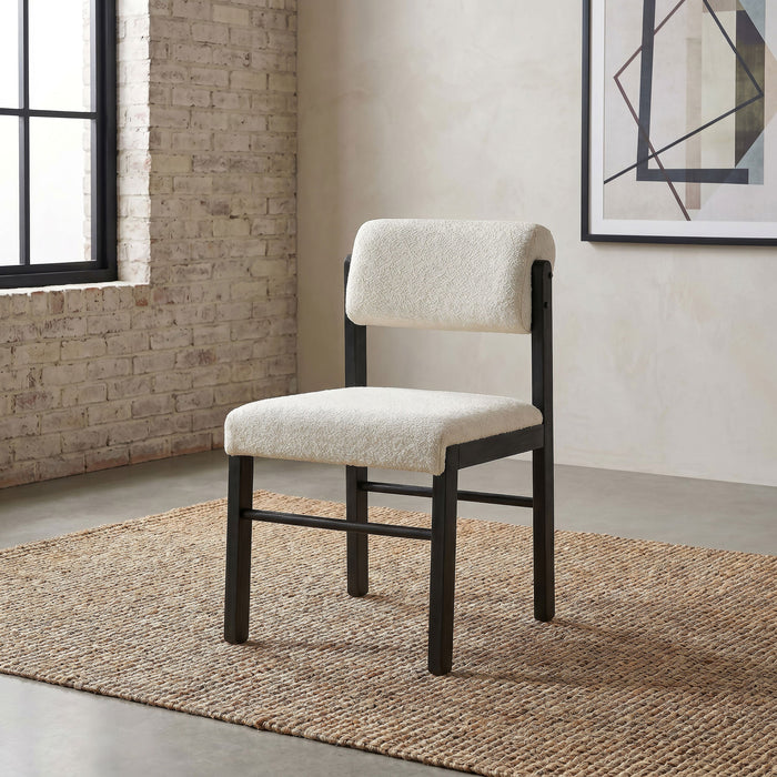 Silla de comedor tapizada Kehoe en color crema y roble natural (juego de 2)
