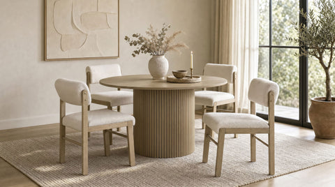 Silla de comedor tapizada Kehoe en color crema y roble natural (juego de 2)