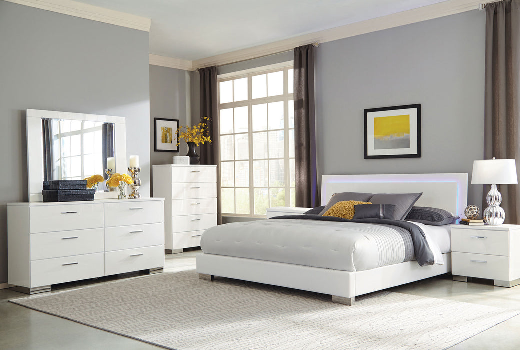 Juego de dormitorio Felicity tamaño California King de 5 piezas - blanco brillante