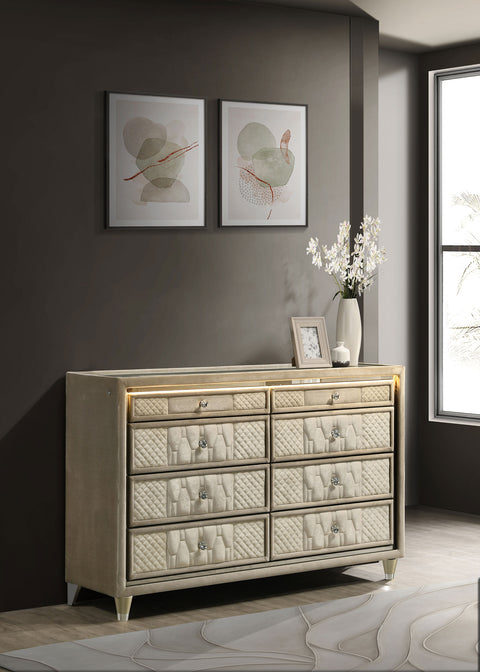 Cómoda Lorient de dormitorio con 8 cajones y LED, color marfil y camel