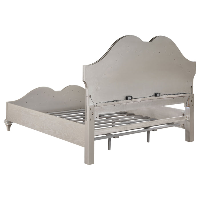 Juego de dormitorio Evangeline tamaño Eastern King de 5 piezas - roble plateado