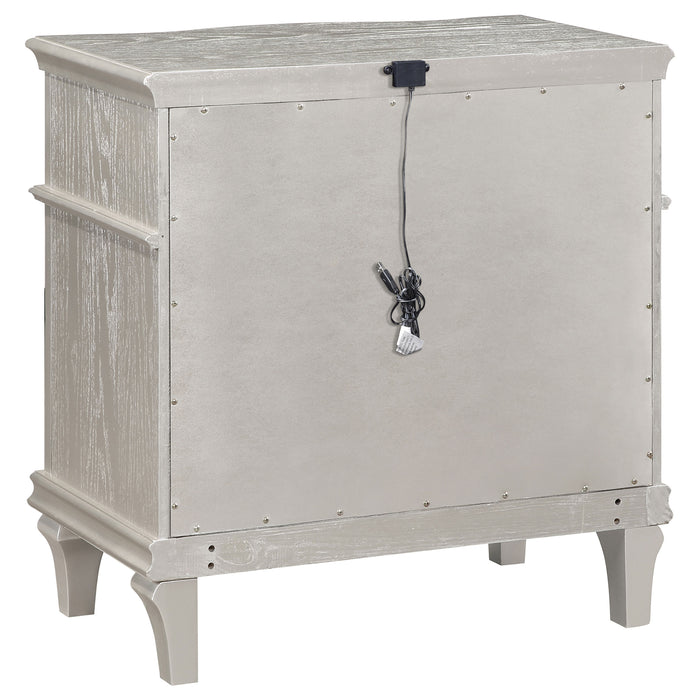 Juego de dormitorio Evangeline tamaño Eastern King de 5 piezas - roble plateado