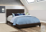 Cama California King tapizada en piel sintética Dorian, color marrón