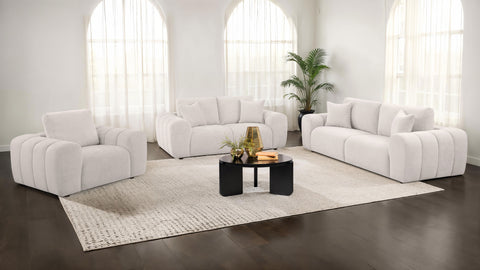 Sillón decorativo tapizado en chenilla Burnett, color marfil