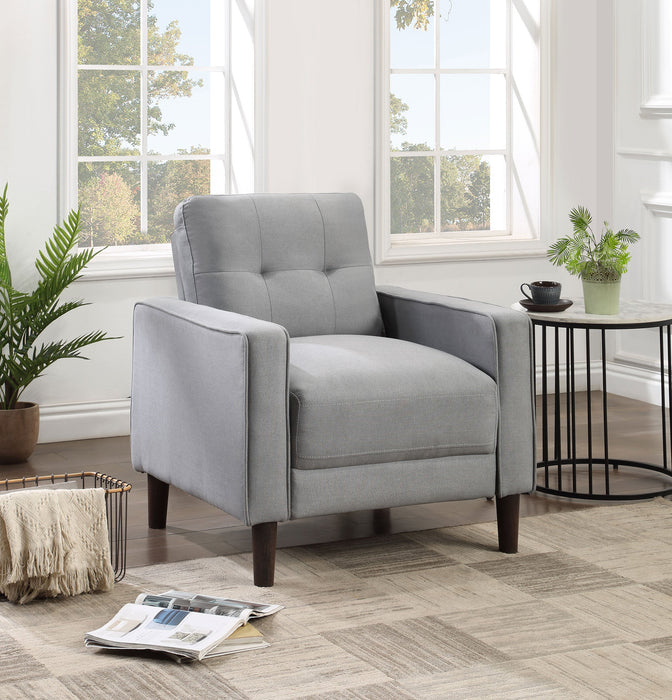 Sillón decorativo tapizado con brazos rectos y capitoné Bowen, color beige