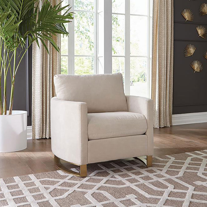 Sillón tapizado con brazos curvos Corliss, color camello