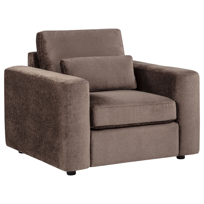 Sillón decorativo Amador con brazos rectos tapizado en chenilla color camello