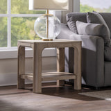Mesa auxiliar lateral de madera Solano Square con estante, acabado mango envejecido