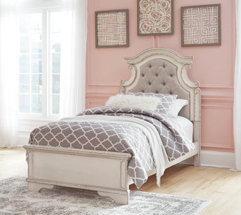 Realyn Full Panel Bed - White