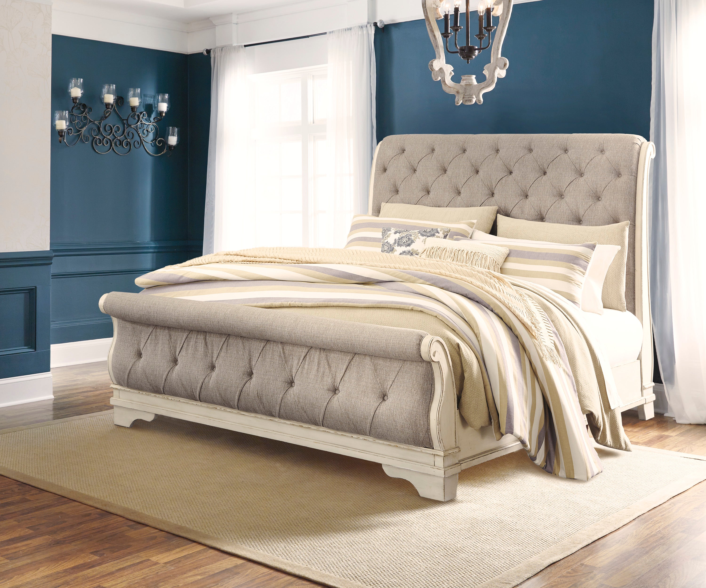 Realyn Sleigh Bed