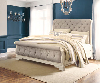 Realyn Full Panel Bed - White