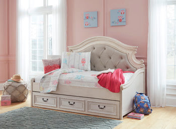 Realyn Full Panel Bed - Brown/Beige;White