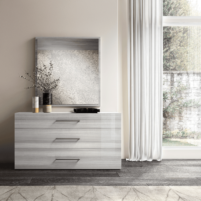 Mia Dresser